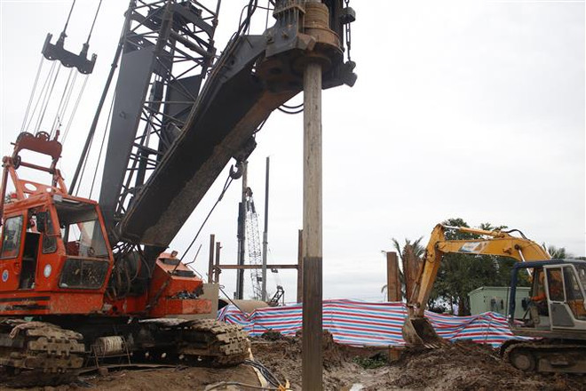 Vụ bé trai rơi vào trụ bêtông: Đưa được 1 đốt cọc dài 12m lên mặt đất ảnh 1