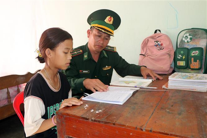 Ngoài nhiệm vụ chuyên môn, cán bộ Biên phòng tại tỉnh Kon Tum luôn quan tâm, chăm sóc cho trẻ em có hoàn cảnh khó khăn theo chương trình “Con nuôi Đồn Biên phòng” và “Nâng bước em tới trường.” (Ảnh: Khoa Chương/TTXVN) Bộ đội Biên phòng đồng hành cùng trẻ em vùng biên giới Kon Tum ảnh 3