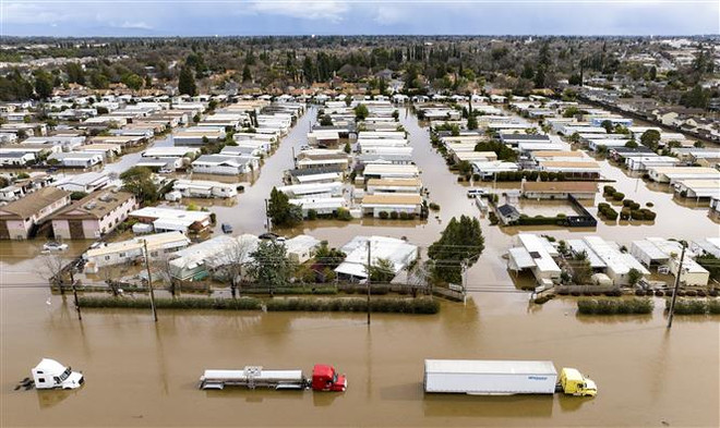 Nhà cửa bị nước lũ nhấn chìm do ảnh hưởng của bão tại Merced, bang California, Mỹ ngày 10/1/2023. (Ảnh: AFP/TTXVN) Tổng thống Mỹ ban hành tình trạng khẩn cấp do bão tại bang California ảnh 1