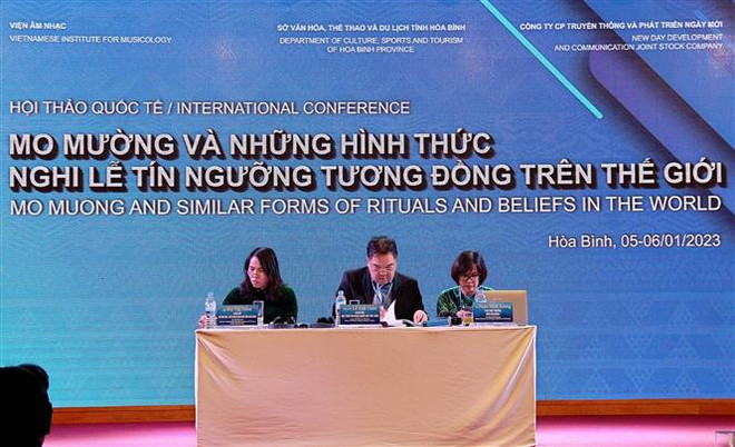 Các đại biểu chủ trì Hội thảo Quốc tế Mo Mường và những hình thức nghi lễ tín ngưỡng tương đồng trên thế giới. (Ảnh: Thanh Hải/TTXVN) Thêm luận cứ khoa học làm sáng tỏ về vai trò, giá trị của Mo Mường ảnh 1