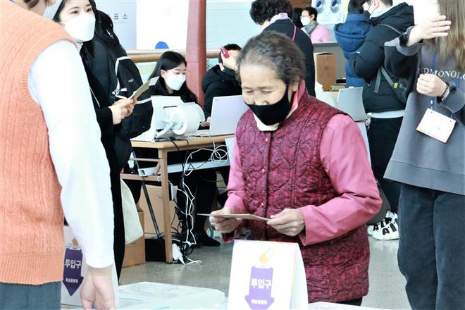 Dân số ghi nhận xu hướng giảm, Hàn Quốc chạm ngưỡng 'xã hội siêu già' ảnh 1