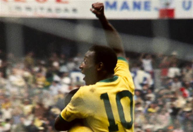 'Vua bóng đá' Pele - người vươn lên từ nghèo khó để trở thành một trong những vận động viên vĩ đại và nổi tiếng nhất lịch sử hiện đại - đã trút hơi thở cuối cùng tại bệnh viện Albert Einstein ở Sao Paulo, Brazil ngày 29/12/2022. (Ảnh: AFP/ TTXVN) FIFA sẽ đề nghị các nước đặt tên sân vận động để vinh danh Pele ảnh 2