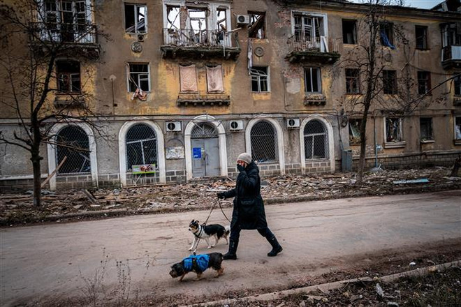 Một người dân di chuyển qua tòa nhà bị hư hại trong xung đột Nga-Ukraine tại Chasiv Yar, miền Đông Ukraine ngày 5/1/2023. (Ảnh: AFP/TTXVN) Ukraine dự kiến sẽ tổ chức hội nghị hòa bình vào ngày 24/2 ảnh 1