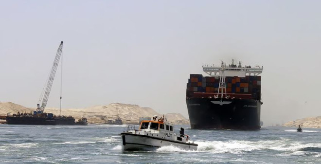 Tàu chở ngũ cốc Ukraine mắc cạn ở kênh đào Suez của Ai Cập ảnh 1