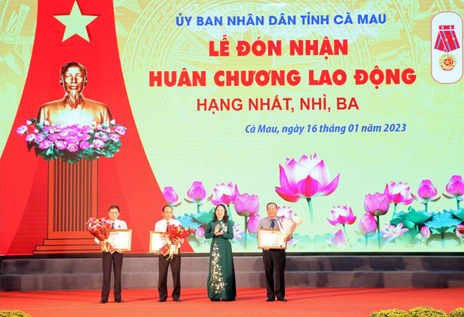 Thừa ủy quyền của Chủ tịch nước, Phó Chủ tịch nước Võ Thị Ánh Xuân trao tặng Huân chương Lao động hạng Nhì cho 3 đồng chí nguyên là lãnh đạo tỉnh Cà Mau. (Ảnh: Huỳnh Anh/TTXVN) Phó Chủ tịch nước dự họp mặt kỷ niệm Ngày thành lập Đảng tại Cà Mau ảnh 1