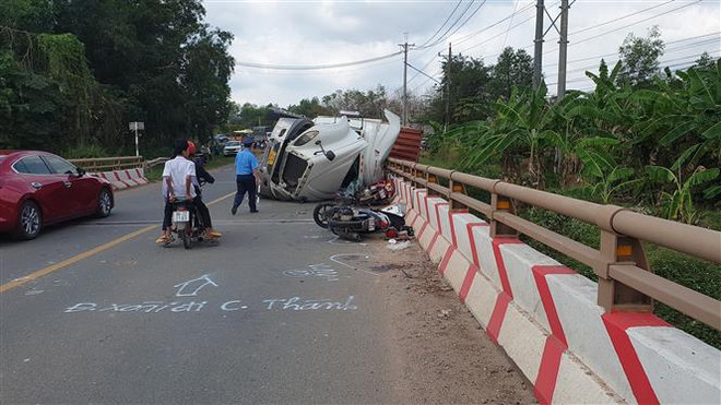 Bình Phước: Lật xe container chở gỗ, bốn người bị thương ảnh 1