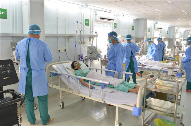 Diễn tập tình huống điều trị hồi sức cho các ca bệnh COVID-19 nặng tại Bệnh viện Dã chiến số 13 ở Thành phố Hồ Chí Minh. (Ảnh: Đinh Hằng/TTXVN) Ngày 20/1: Cả nước không còn bệnh nhân COVID-19 nặng nào đang điều trị ảnh 1