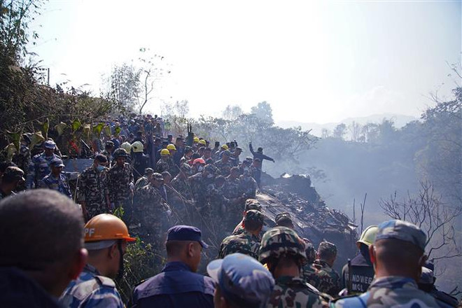 Hiện trường vụ rơi máy bay ở Pokhara, miền Trung Nepal ngày 15/1/2023. (Ảnh: AFP/TTXVN) Đã có ít nhất 40 người thiệt mạng trong vụ rơi máy bay tại Nepal ảnh 1