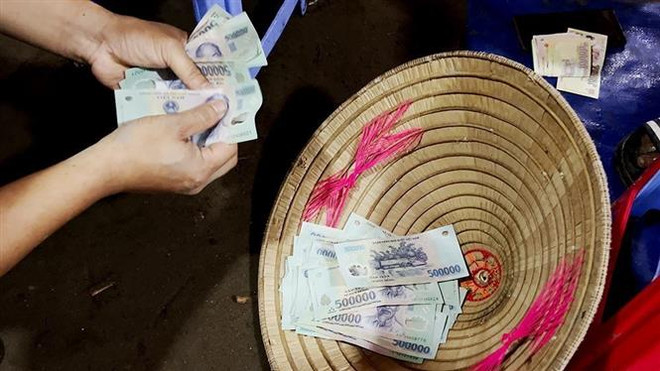 Các đối tượng cùng tang vật bị bắt quả tang. (Ảnh: TTXVN phát) An Giang: Triệt phá hai tụ điểm đánh bạc quy mô lớn tại Long Xuyên ảnh 1