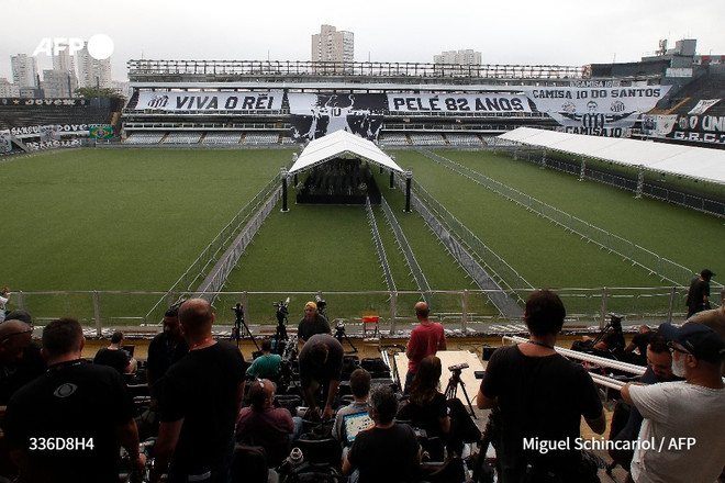 Người dân Brazil tới viếng Pele trên sân vận động của câu lạc bộ Santos (Nguồn: AFP) FIFA sẽ đề nghị các nước đặt tên sân vận động để vinh danh Pele ảnh 1