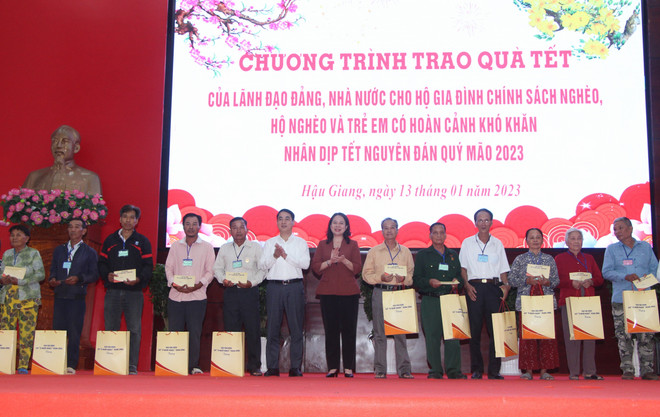 Phó Chủ tịch nước trao quà Tết cho gia đình chính sách ở Hậu Giang ảnh 1
