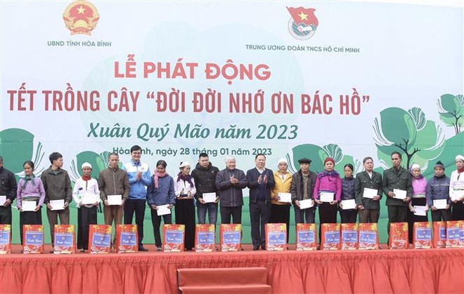 Trao tặng quà cho gia đình chính sách, hộ nghèo và thanh, thiếu nhi có hoàn cảnh khó khăn trên địa bàn xã Thạch Yên. (Ảnh: Trọng Đạt/TTXVN) Trung ương Đoàn phát động Tết trồng cây 'Đời đời nhớ ơn Bác Hồ' ảnh 2