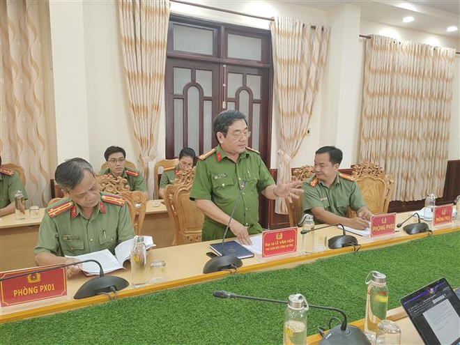 Đại tá Lê Văn Hòa thông tin vụ việc cho cơ quan báo chí. (Ảnh: Huỳnh Phúc Hậu/TTXVN) Bến Tre sẽ xử lý nghiêm vụ việc công an xã đánh người say rượu ảnh 1
