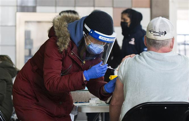 Nhân viên y tế tiêm vaccine ngừa COVID-19 cho người dân tại Toronto, Canada. (Ảnh: THX/TTXVN) Khoảng 73% dân số Canada có thể đã nhiễm virus SARS-CoV-2 ảnh 1