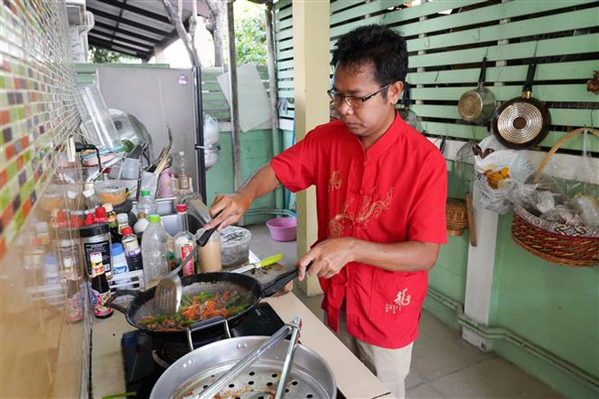 Anh Tôn rất háo hức cùng vợ nấu món Việt. (Ảnh: Đỗ Sinh/TTXVN) Xuân Quý Mão 2023: Đậm đà hồn Tết ở một gia đình Thái-Việt ảnh 2