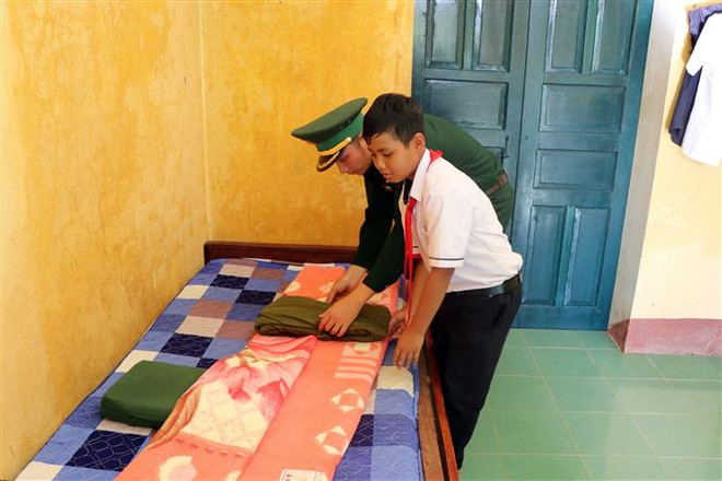 Em A Ứng (12 tuổi, trú xã Mô Rai, huyện Sa Thầy, tỉnh Kon Tum) con nuôi Đồn Biên phòng Mô Rai luôn nhận được sự quan tâm, chăm sóc của các chiến sỹ tại đơn vị. (Ảnh: Khoa Chương/TTXVN) Bộ đội Biên phòng đồng hành cùng trẻ em vùng biên giới Kon Tum ảnh 1