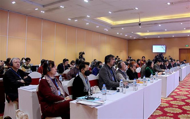 Các đại biểu trong và ngoài nước tham gia Hội thảo quốc tế Mo Mường và những hình thức nghi lễ tín ngưỡng tương đồng trên thế giới. (Ảnh: Thanh Hải/TTXVN) Thêm luận cứ khoa học làm sáng tỏ về vai trò, giá trị của Mo Mường ảnh 2