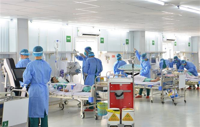Diễn tập tình huống điều trị hồi sức cho các ca bệnh COVID-19 nặng tại Bệnh viện Dã chiến số 13 tại Thành phố Hồ Chí Minh. (Ảnh: Đinh Hằng/TTXVN) Mùng 7 Tết: Ghi nhận 18 ca mắc mới COVID-19, không có ca tử vong ảnh 1