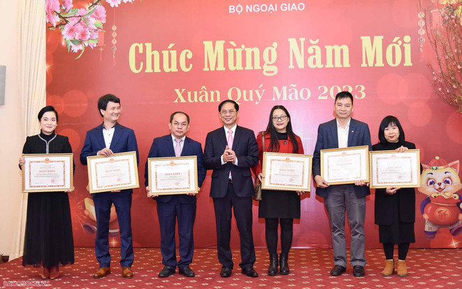 Bộ trưởng Bùi Thanh Sơn trao Bằng khen của Bộ trưởng Ngoại giao cho một số tập thể và cá nhân có thành tích xuất sắc trong công tác thông tin-tuyên truyền. (Nguồn: Báo Quốc tế) Thông tin đối ngoại góp phần quan trọng vào thành tựu của đất nước ảnh 1