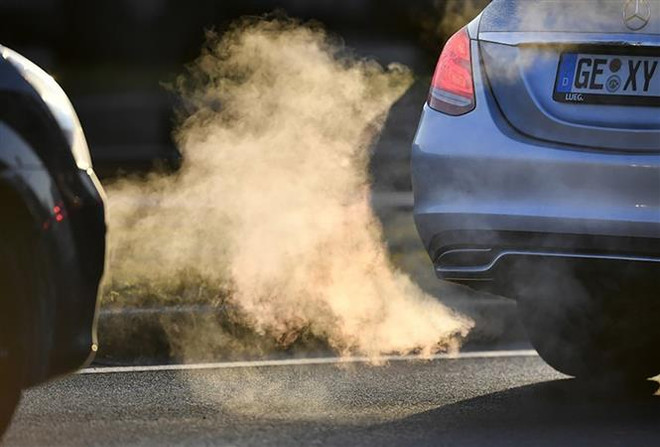 Khí thải từ ôtô ở Đức, trong đó có khí nitrogen dioxide, gây ô nhiễm và ảnh hưởng nghiêm trọng tới sức khỏe con người. (Ảnh: AP/TTXVN) Ô nhiễm môi trường là nguyên nhân khiến hàng triệu người tử vong ảnh 1
