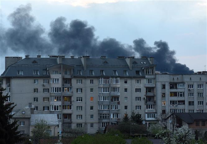 Khói bốc lên tại thành phố Lviv, trong xung đột Nga-Ukraine, ngày 3/5/2022. (Ảnh: AFP/TTXVN) Các lãnh đạo tài chính G7 thảo luận vấn đề tài trợ cho Ukraine ảnh 1