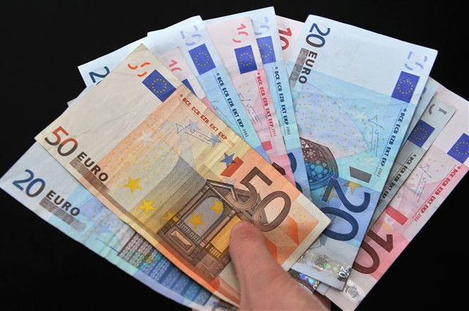 Giá trị đồng euro giảm xuống mức thấp nhất trong 5 năm qua ảnh 1