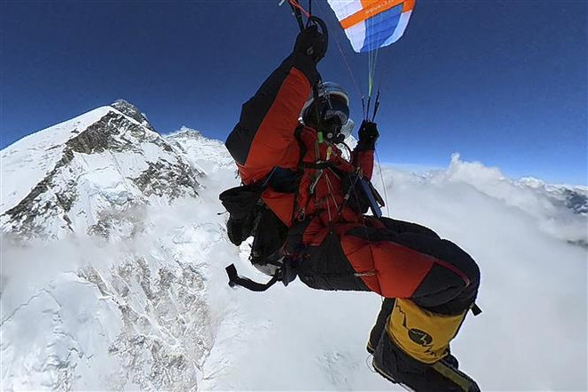 Cú nhảy dù hợp pháp đầu tiên từ đỉnh Everest của người đàn ông 55 tuổi ảnh 1