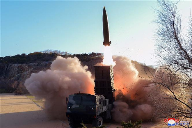 Một vụ thử vũ khí dẫn đương chiến thuật kiểu mới của Triều Tiên. (Ảnh: AFP/TTXVN) Hàn Quốc: Triều Tiên phóng vật thể nghi là tên lửa đạn đạo ảnh 1
