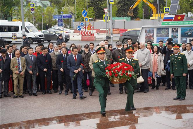 Lễ đặt hoa kỷ niệm sinh nhật Chủ tịch Hồ Chí Minh tại thủ đô Moskva ảnh 1
