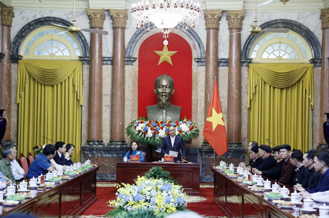 Chủ tịch nước Nguyễn Xuân Phúc phát biểu tại buổi tiếp. (Ảnh: Thống Nhất/TTXVN) Cần phát huy vai trò của người có uy tín trong vùng dân tộc thiểu số ảnh 1