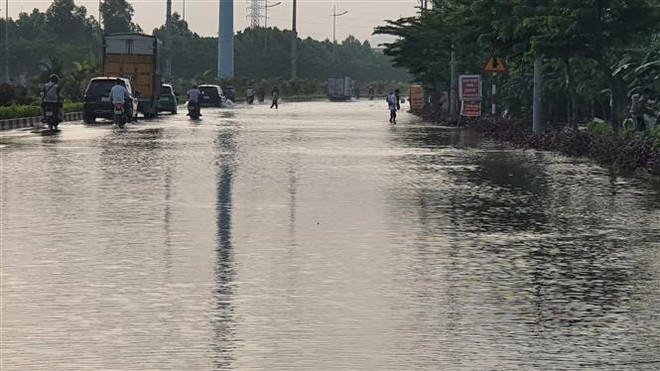 Đường giao thông trong khu công nghiệp huyện Bình Xuyên, tỉnh Vĩnh Phúc bị mưa lũ gây ngập. (Ảnh: Nguyễn Trọng Lịch/TTXVN) Mưa dông ở Bắc Bộ có xu hướng tăng, nguy cơ cao xảy ra lũ quét ảnh 1