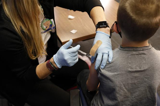Nhân viên y tế tiêm vaccine phòng COVID-19 cho trẻ em tại Southfield, Michigan, Mỹ. (Ảnh: AFP/TTXVN) Đức đưa ra khuyến nghị về tiêm phòng cho trẻ em từ 5-11 tuổi ảnh 1