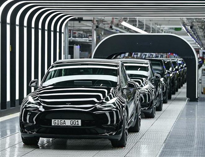 Sản phẩm xe ôtô điện tại nhà máy của Tesla ở Gruenheide, Berlin (Đức). (Ảnh: AFP/TTXVN) Mỹ điều tra vụ tai nạn liên quan đến ôtô của hãng Tesla ảnh 1