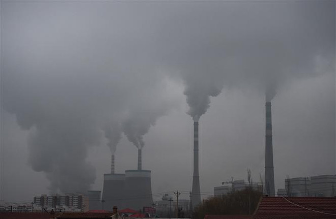 Khí thải bốc lên từ nhà máy ở Đại Đồng, tỉnh Sơn Tây, Trung Quốc. (Ảnh: AFP/TTXVN) Ô nhiễm môi trường là nguyên nhân khiến hàng triệu người tử vong ảnh 2