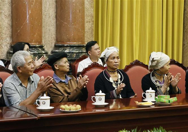 Các đại biểu là người có uy tín trong đồng bào dân tộc thiểu số tỉnh Tuyên Quang. (Ảnh: Thống Nhất/TTXVN) Cần phát huy vai trò của người có uy tín trong vùng dân tộc thiểu số ảnh 2