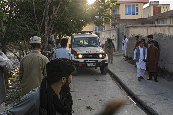 Xe cứu thương tại hiện trường một vụ đánh bom ở Kabul. (Ảnh: AFP/TTXVN) Ít nhất 11 người thiệt mạng trong các vụ đánh bom ở Afghanistan ảnh 1