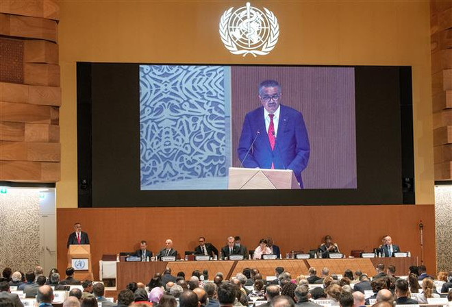 Tổng Giám đốc Tổ chức Y tế thế giới (WHO) Tedros Adhanom Ghebreyesus phát biểu khai mạc Kỳ họp Đại hội đồng Y tế Thế giới (WHA) lần thứ 75 tại Geneva (Thuỵ Sĩ) ngày 22/5/2022. (Ảnh: AFP/TTXVN) WHO: Gần 1 tỷ người chưa tiêm vaccine, dịch COVID-19 chưa kết thúc ảnh 1