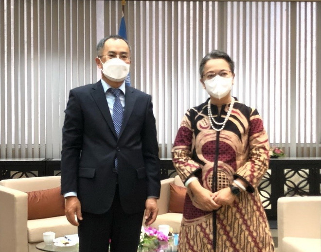 Đại sứ Phan Chí Thành (bên trái) và Phó Tổng Thư ký Liên hợp quốc kiêm Thư ký điều hành ESCAP Armida Salsiah Alisjahbana tại một buổi làm việc. (Ảnh: TTXVN phát) Việt Nam cam kết đưa quan hệ với LHQ và ESCAP đi vào chiều sâu ảnh 2