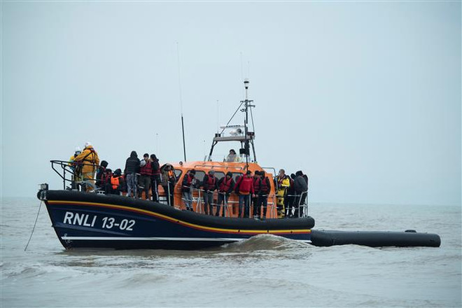 Lượng người di cư trái phép qua eo biển Manche sang Anh cao kỷ lục ảnh 1