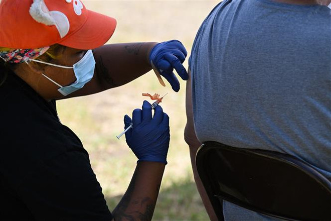 Một điểm tiêm vaccine ngừa bệnh đậu mùa khỉ ở Los Angeles, California, Mỹ. (Ảnh: AFP/TTXVN) Mỹ bổ nhiệm các quan chức phụ trách ứng phó với bệnh đậu mùa khỉ ảnh 1