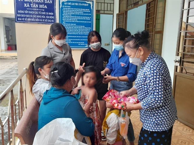 Giao bé gái 7 tuổi bị cha dượng bạo hành cho cha ruột nuôi dưỡng ảnh 1