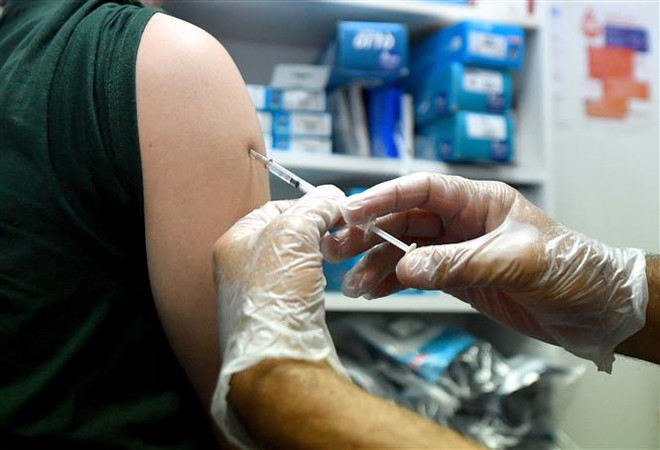 Tiêm vaccine ngừa bệnh đậu mùa khỉ tại Lile, Pháp, ngày 10/8/2022. (Ảnh: AFP/TTXVN) WHO: Chưa cần thiết phải tiêm phòng đại trà đối với bệnh đậu mùa khỉ ảnh 1