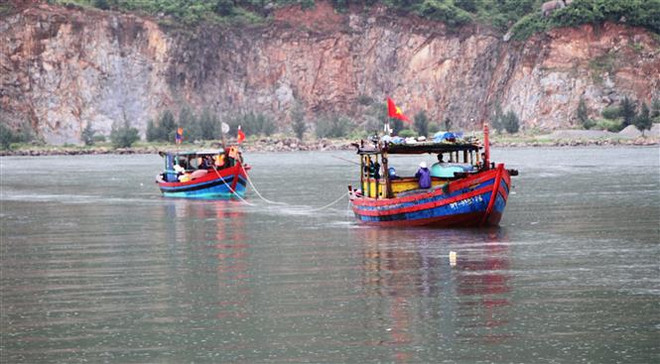 Hà Tĩnh: Cứu hộ thành công 9 ngư dân gặp nạn trên biển ảnh 1
