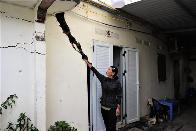 14 ngôi nhà bị sập, xé tường, doanh nghiệp đùn đẩy trách nhiệm ảnh 1