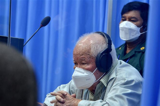Cựu thủ lĩnh Khmer Đỏ Khieu Samphan trong phiên xét xử của ECCC tại Phnom Penh, Campuchia, ngày 16/8/2021. (Ảnh: AFP/TTXVN) Campuchia: Tòa án đặc biệt ECCC ấn định phiên xét xử cuối cùng ảnh 1