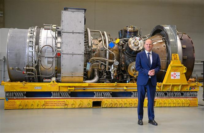 Thủ tướng Đức Olaf Scholz bên tuabin của đường ống dẫn khí đốt Dòng chảy phương Bắc 1 tại nhà máy Siemens ở thành phố Muelheim an der Ruhr, ngày 3/8/2022. (Ảnh: AFP/TTXVN) Thủ tướng Đức Olaf Scholz kêu gọi Nga nhận lại tuabin bơm khí đốt ảnh 1
