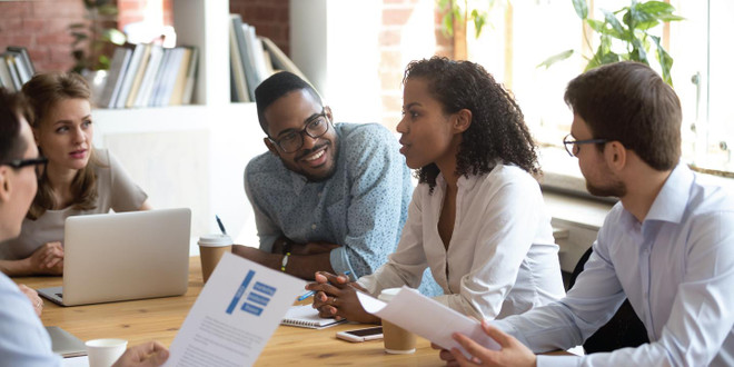 Anh: Khuyến khích người xuất thân tầng lớp lao động giữ vị trí quản lý ảnh 1