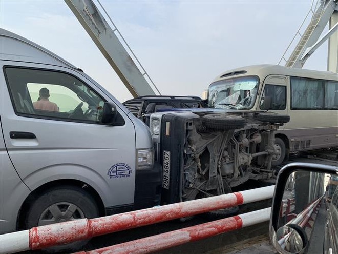 Hiện trường vụ tai nạn. (Ảnh: Dương Giang/TTXVN) Hà Nội: 5 xe ôtô đâm liên hoàn trên cầu Chương Dương vào giờ cao điểm ảnh 1
