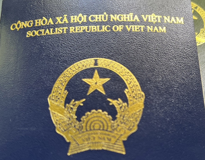 ĐSQ Việt Nam tại Séc giải quyết vấn đề liên quan mẫu hộ chiếu mới ảnh 1