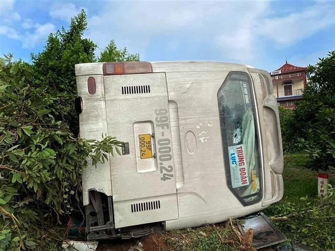 Bắc Giang: Xe chở công nhân bị lật khiến nhiều người bị thương ảnh 1